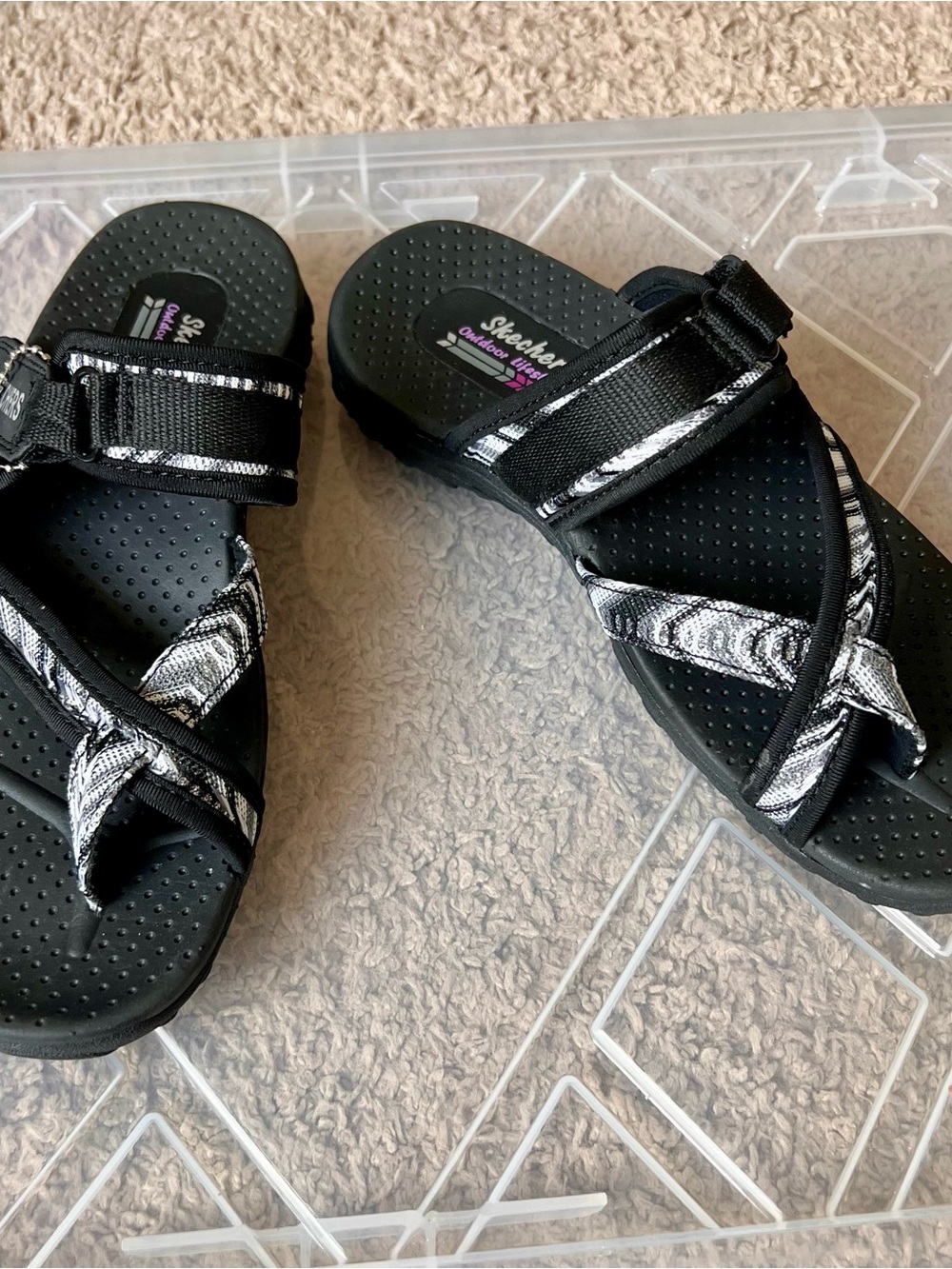 Skechers Reggaes Black Sandals Silver Accent Straps Outdoor Comfort Size 7 NWT